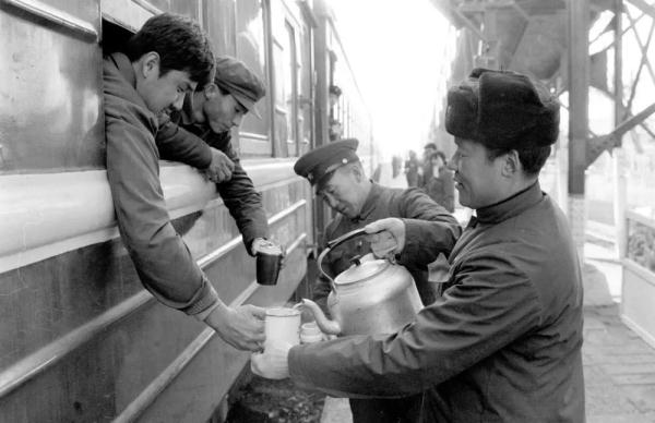 春运火车站的这组老照片,哪一张最让你感动? 春运火车站的这组老照片,哪一张最让你感动?