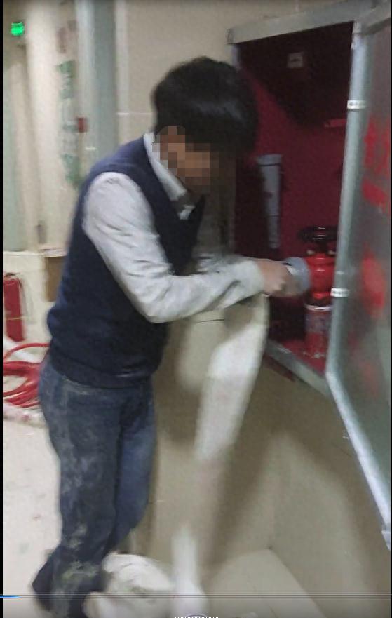 心痛！她经全力抢救无效身亡！大火中没能打开消防栓...