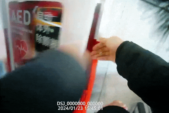 行动不便的旅客乘火车，12306可以预约这项服务