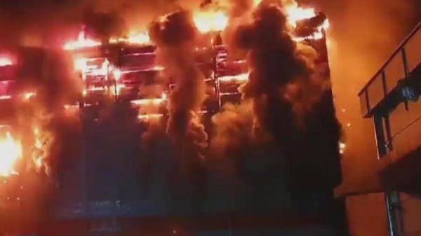 韩国庆尚北道一工厂发生火灾 两名救援人员被困