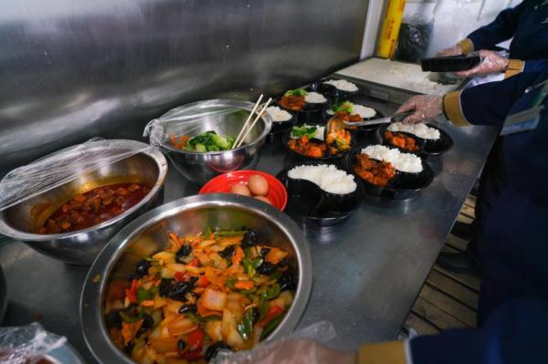 【新春走基层】列车上的“厨王争霸赛”，让旅客回家的路暖心又暖胃