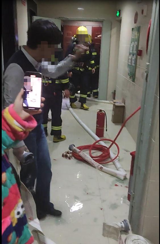 心痛！她经全力抢救无效身亡！大火中没能打开消防栓...