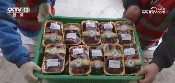 各类年货琳琅满目集中亮相 丰富节日期间百姓“菜篮子”“果盘子”