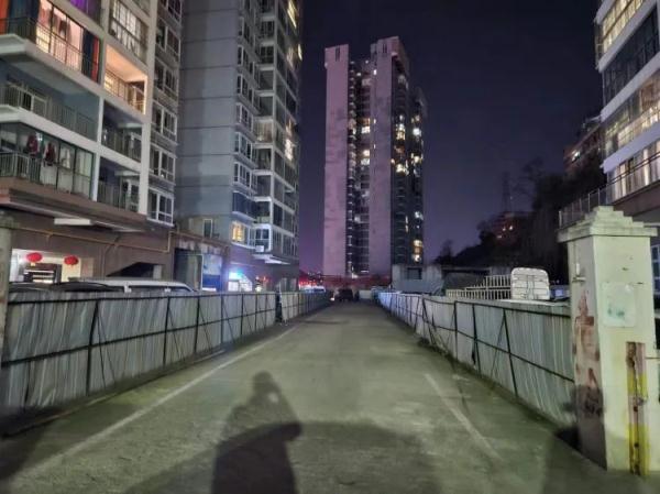 贵阳一小区放烟花引发火灾致七旬老人身亡，家属：消防栓用不了