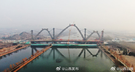 山西首座双层跨汾河大桥钢拱顺利合龙