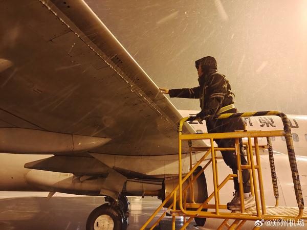 大雪来袭河南多地“通宵除雪”,部分县市积雪深度达9厘米 大雪来袭河南多地“通宵除雪”,部分县市积雪深度达9厘米