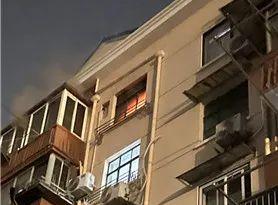 上海一居民家中突发火灾，邻居叫苦连天：全是杂物，蟑螂、老鼠到处跑……