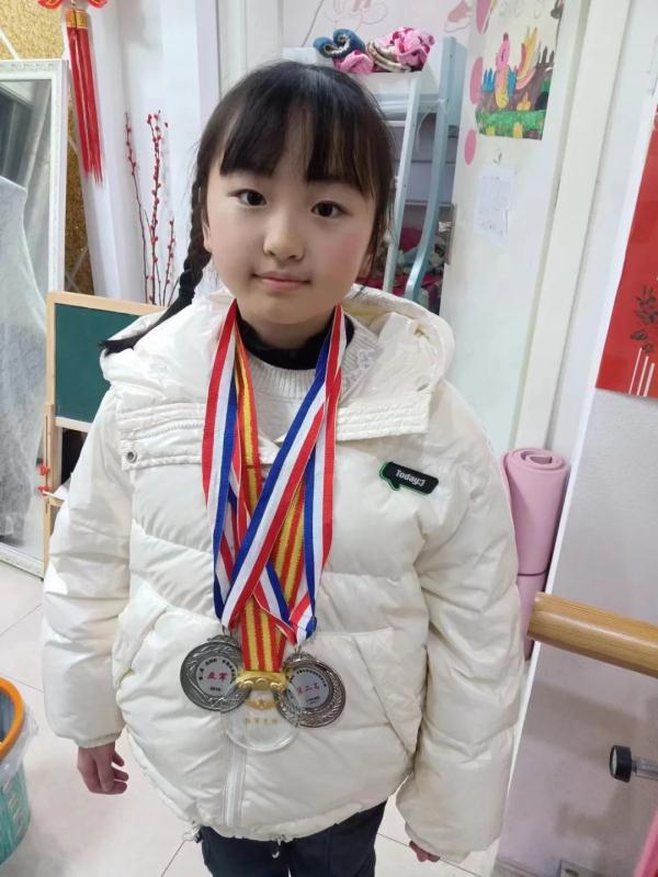 她把家里这样东西藏进书包,拿给老师“炫耀” 她把家里这样东西藏进书包,拿给老师“炫耀”