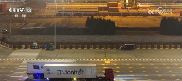 各类年货琳琅满目集中亮相 丰富节日期间百姓“菜篮子”“果盘子”