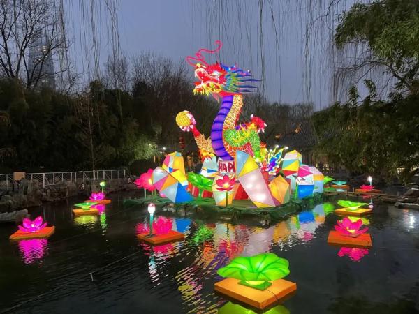 抢先看！趵突泉龙年迎春花灯安装完成，大年初一正式迎宾