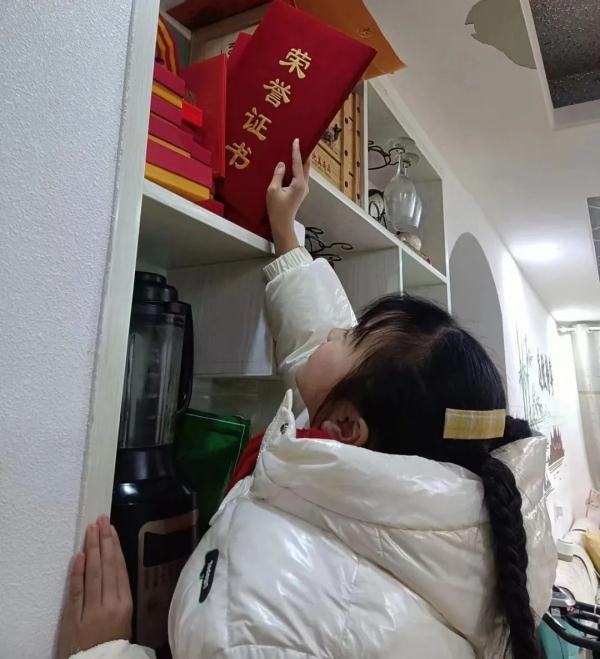 她把家里这样东西藏进书包,拿给老师“炫耀” 她把家里这样东西藏进书包,拿给老师“炫耀”