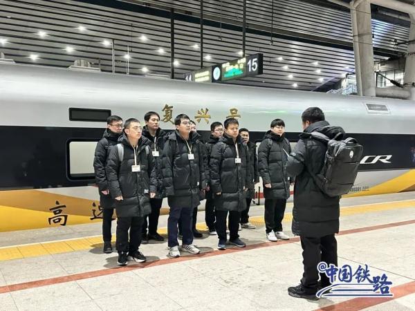 探秘！复兴号“黄医生”长什么样？