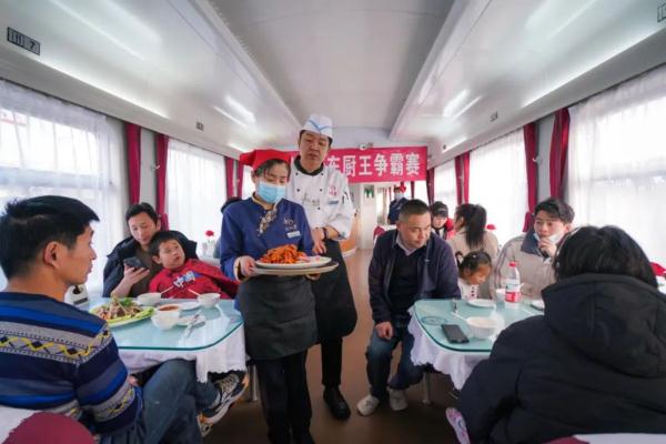 【新春走基层】列车上的“厨王争霸赛”，让旅客回家的路暖心又暖胃
