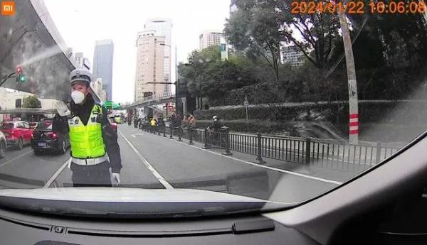 等红灯时刷手机，上海一司机被罚200元扣3分！如何界定“驾车时浏览电子设备”？