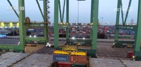 各类年货琳琅满目集中亮相 丰富节日期间百姓“菜篮子”“果盘子”