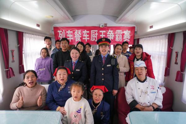 【新春走基层】列车上的“厨王争霸赛”，让旅客回家的路暖心又暖胃
