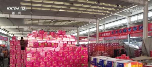 各类年货琳琅满目集中亮相 丰富节日期间百姓“菜篮子”“果盘子”