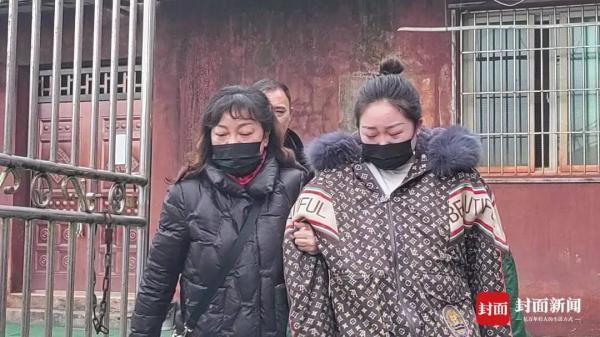 “重庆姐弟坠亡案”两凶手被执行死刑，生母祭奠孩子：你们可以安心了