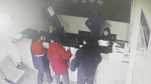 寒假作业找回来了！警察叔叔：一本不少，不用谢……