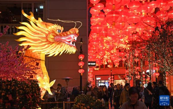 新华社记者 陈铎 摄1月31日,香港湾仔利东街挂满红灯