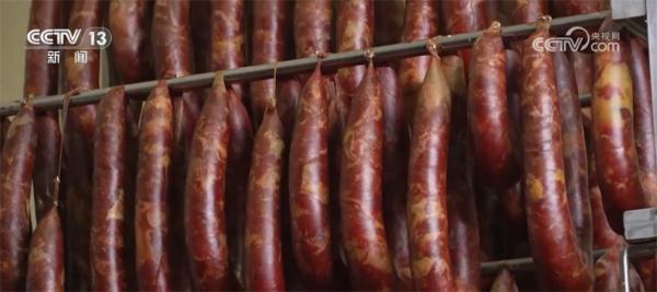 各类年货琳琅满目集中亮相 丰富节日期间百姓“菜篮子”“果盘子”