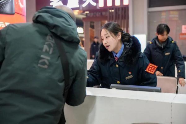 行动不便的旅客乘火车，12306可以预约这项服务