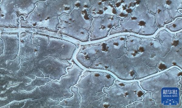 辽宁盘锦：瞰大地“冰脉”