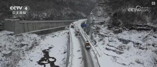 融雪消冰、警车压速……完善细化举措 雪“警”护航群众平安出行