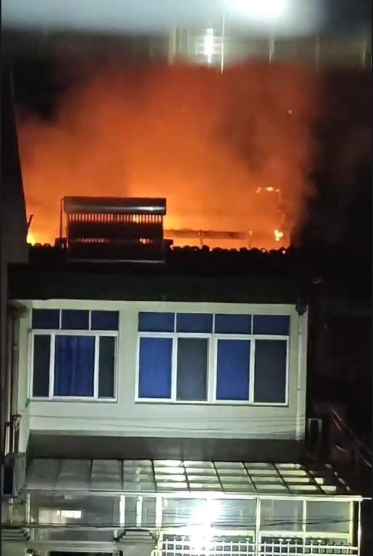 江苏常熟一栋民房凌晨被雷电击中着火，村委会：人没有受伤