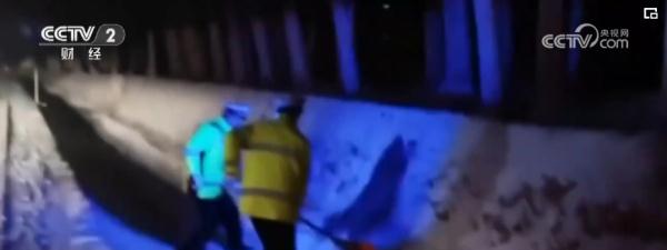 融雪消冰、警车压速……完善细化举措 雪“警”护航群众平安出行