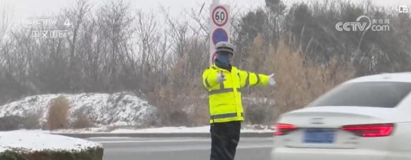 融雪消冰、警车压速……完善细化举措 雪“警”护航群众平安出行