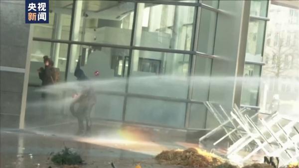 欧盟峰会会场外多国农民抗议 比利时警方用水枪和催泪瓦斯驱散抗议者