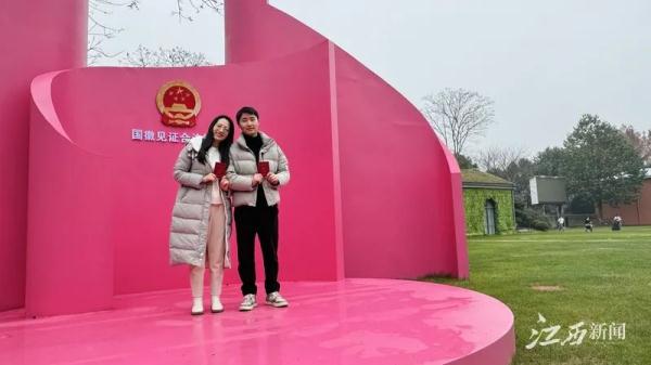 户外颁证！这种结婚领证方式很新颖