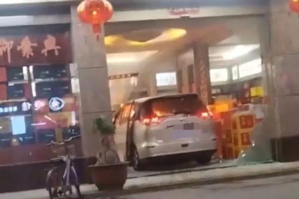 当场死亡！广东一男子驾车撞入店铺引发火情，当地通报→