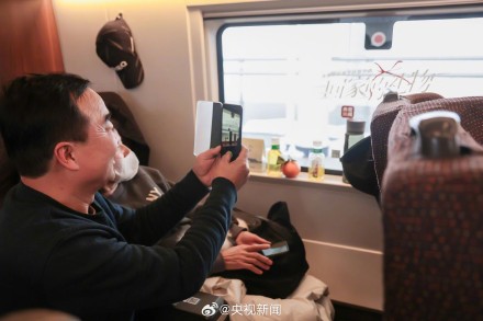 高铁为回家的人贴专属窗花