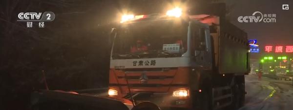 融雪消冰、警车压速……完善细化举措 雪“警”护航群众平安出行