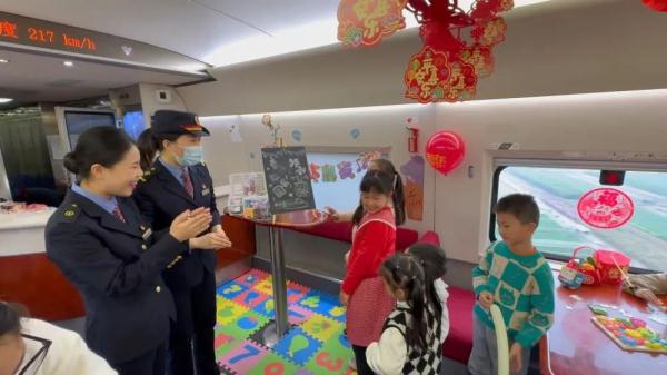 冲上热搜!这辆开往上海的列车有了“遛娃舱”,网友:终于等到了 冲上热搜!这辆开往上海的列车有了“遛娃舱”,网友:终于等到了