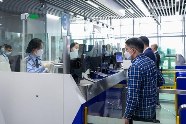 广州边检2023年查验出入境人员906万人次 同比增长517%