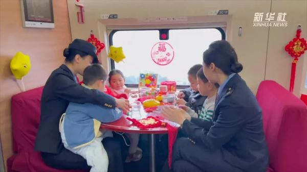 高铁有“遛娃车厢”了！不怕孩子吵，只怕孩子......