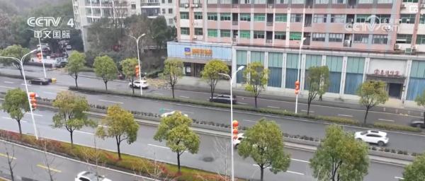 融雪消冰、警车压速……完善细化举措 雪“警”护航群众平安出行