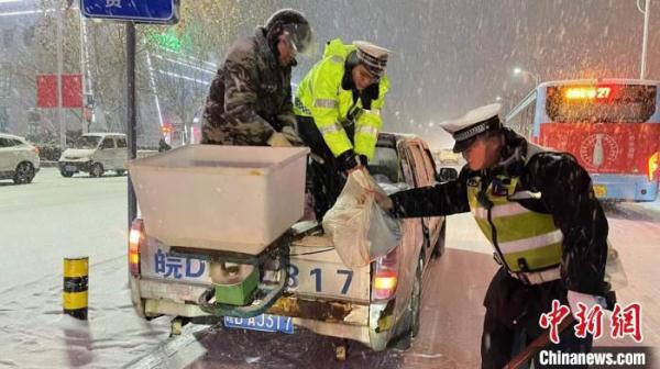 安徽30多个市县陆续降雪 多条高速入口临时封闭