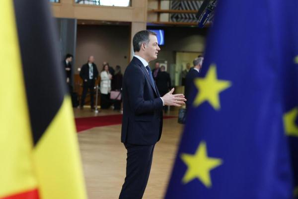 上千拖拉机开进布鲁塞尔 欧盟峰会将关注农民生计 上千拖拉机开进布鲁塞尔 欧盟峰会将关注农民生计