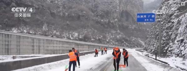 融雪消冰、警车压速……完善细化举措 雪“警”护航群众平安出行