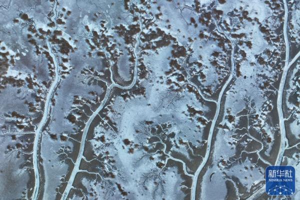 辽宁盘锦：瞰大地“冰脉”