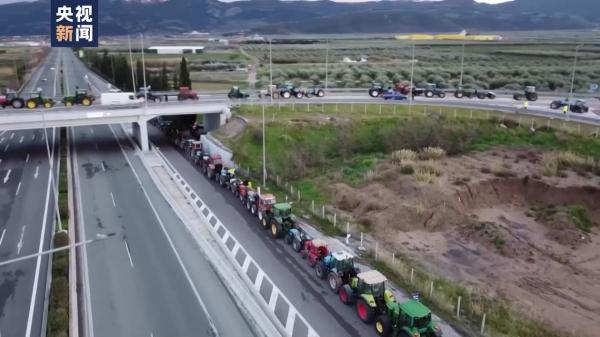 欧盟峰会会场外多国农民抗议 比利时警方用水枪和催泪瓦斯驱散抗议者