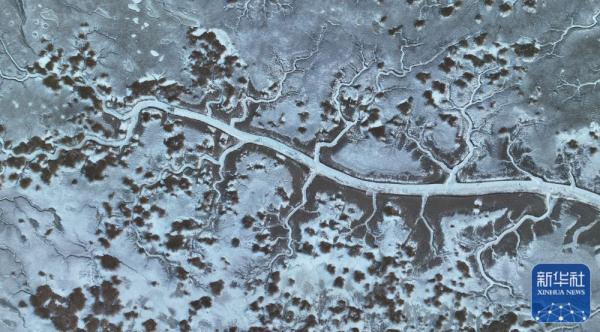 辽宁盘锦：瞰大地“冰脉”