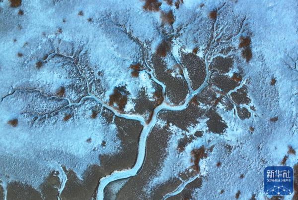 辽宁盘锦：瞰大地“冰脉”