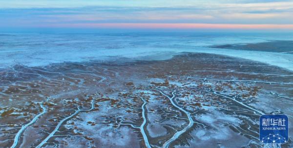辽宁盘锦：瞰大地“冰脉”