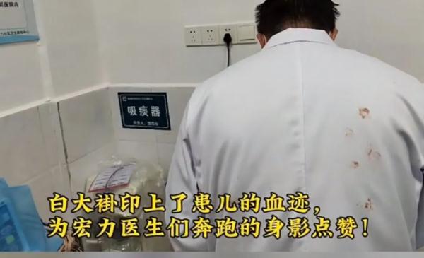 快救命！柳州雨夜，家长抱着昏迷幼童，冲进卫生服务中心