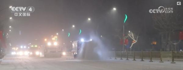 融雪消冰、警车压速……完善细化举措 雪“警”护航群众平安出行